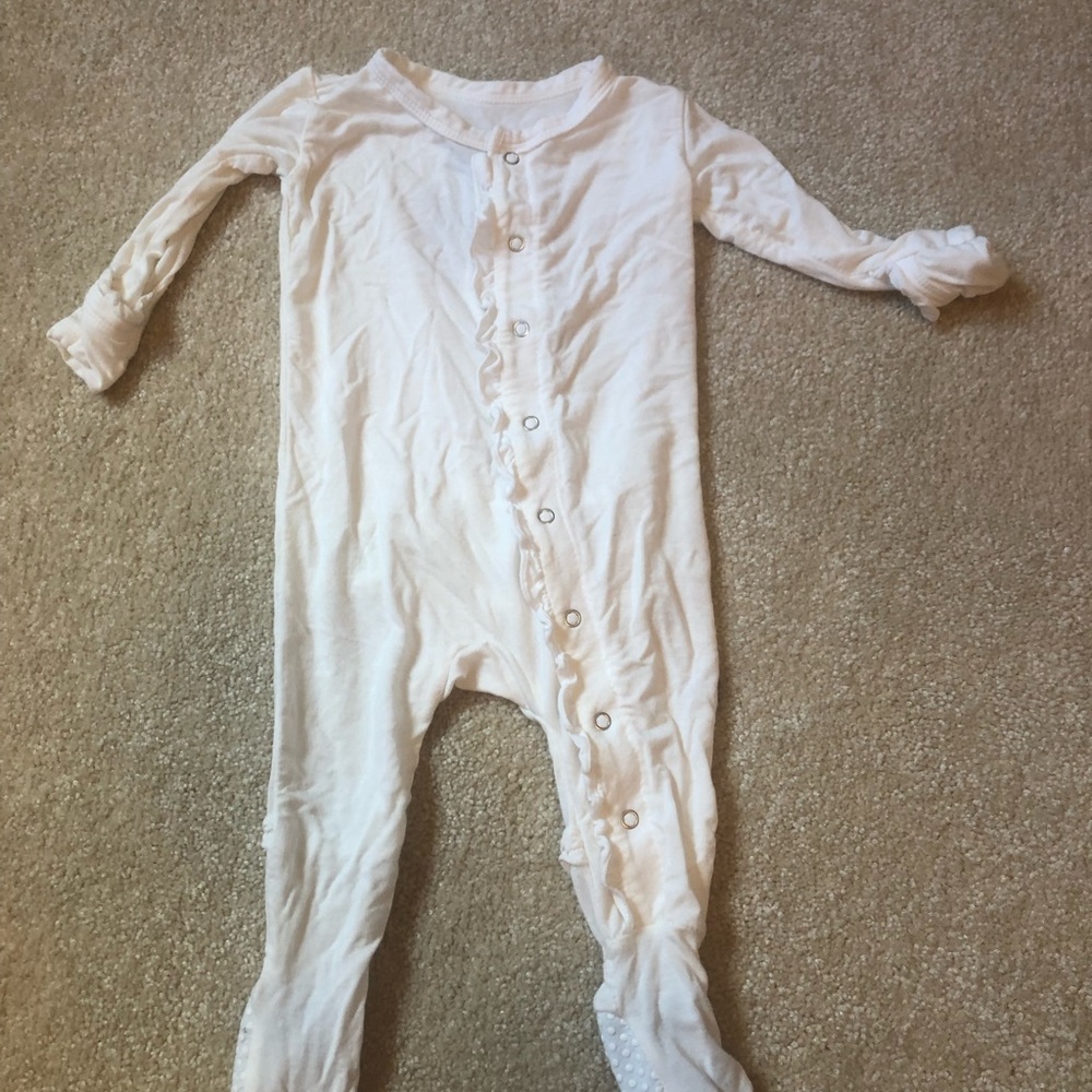 Kickee pants 3-6 months; white footie. VGUC. Worn 1 time for a few hours.